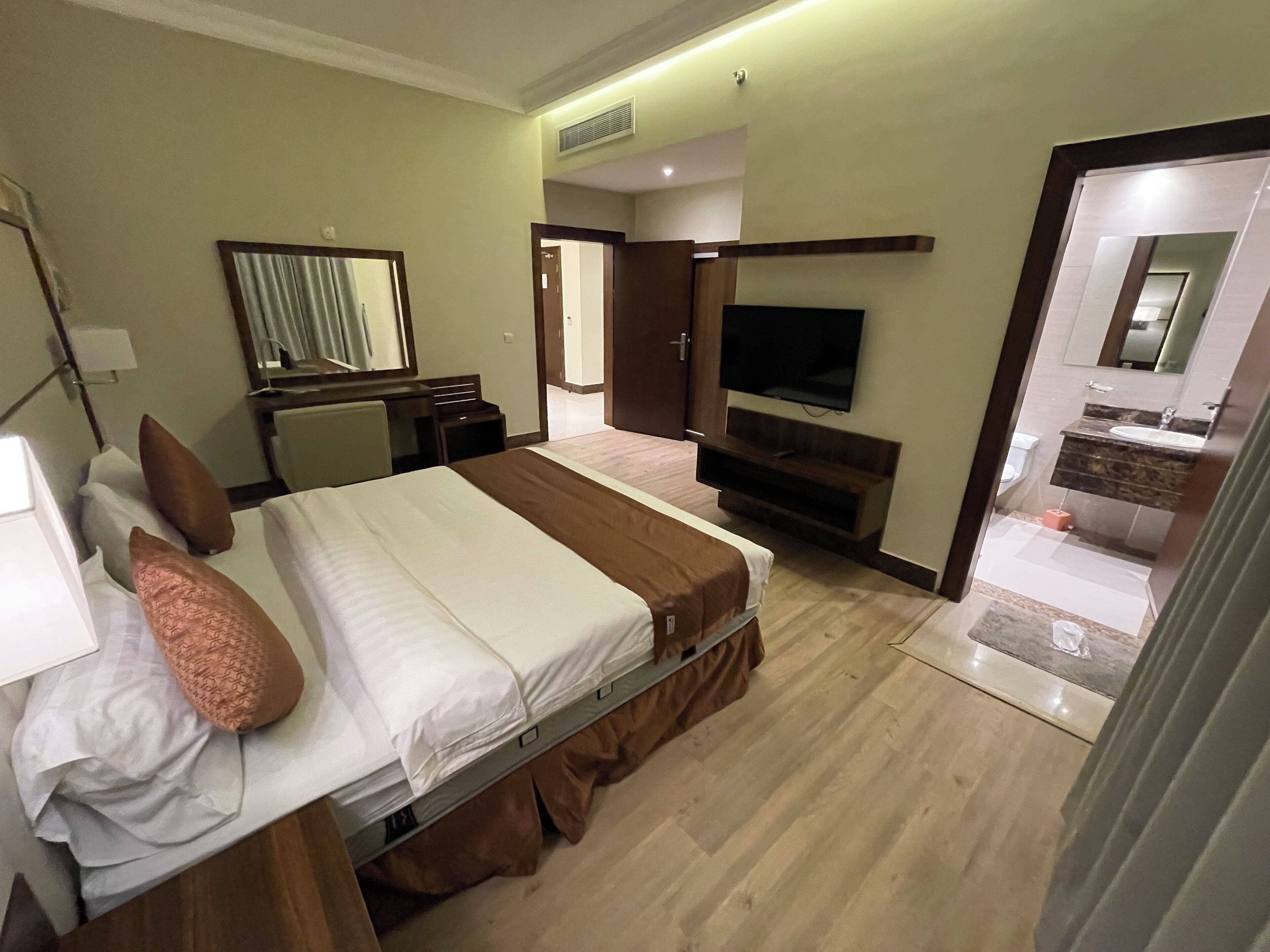 Tabla de planchar con plancha, wifi gratis y ropa de cama 