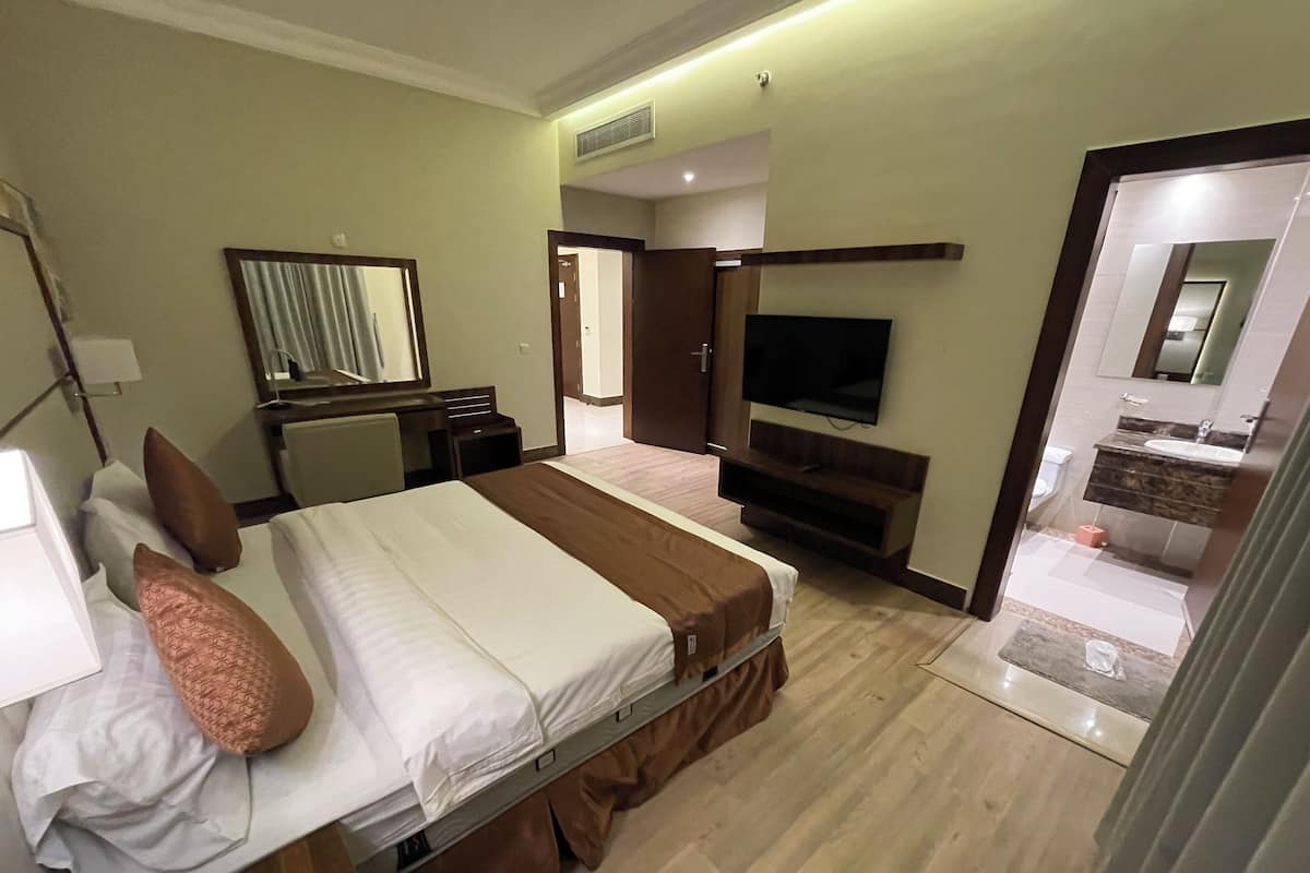 Tabla de planchar con plancha, wifi gratis y ropa de cama