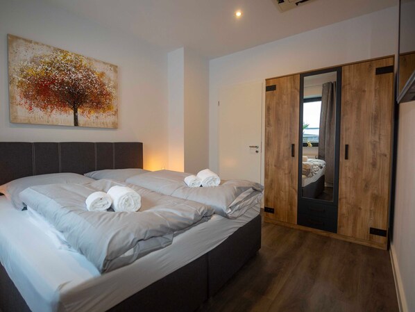 4 bedrooms, travel crib, WiFi, bed sheets