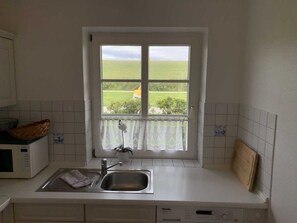 Kjøleskap, mikrobølgeovn, ovn og oppvaskmaskin