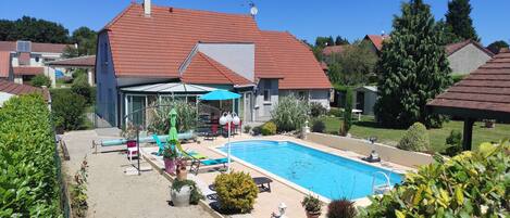 حمّام سباحة خارجي