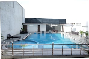Outdoor pool - The Emerald Grand (Dehradun)
