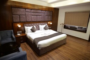 Suite clásica, 1 habitación, balcón, vistas a la piscina | Caja fuerte, escritorio, tabla de planchar con plancha y wifi gratis