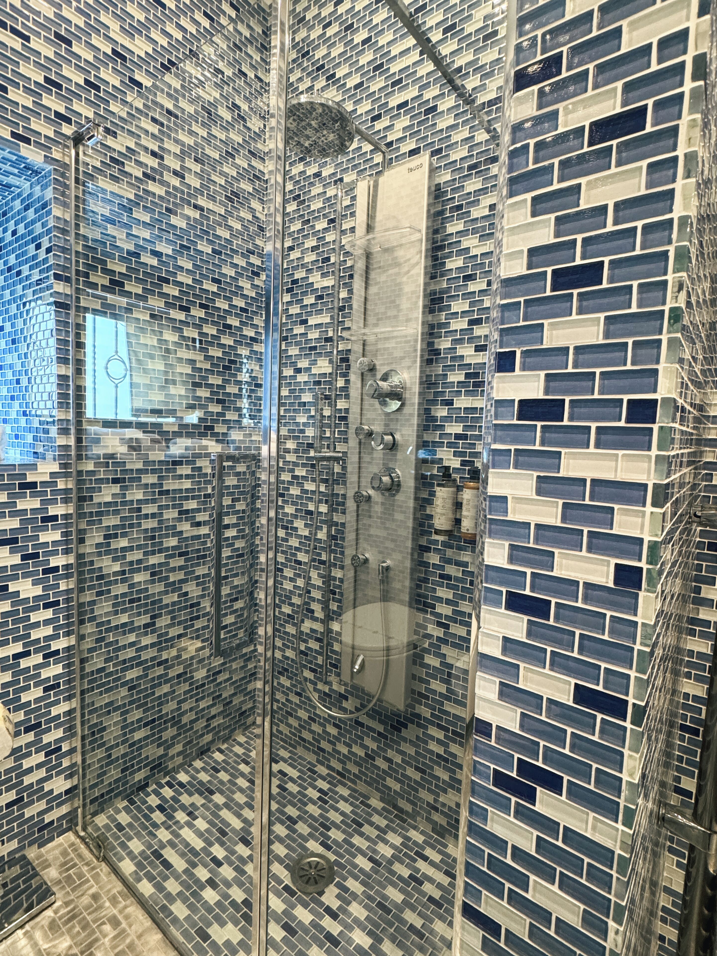 Dobbelt- eller tomannsrom – junior | Bad | Dusj, regndusjhode, hårføner og tøfler