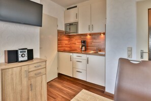 Refrigerador, microondas, cafetera/tetera, tetera/pava eléctrica