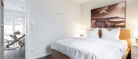 2 bedrooms, travel cot, WiFi, bed sheets