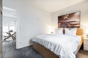 2 bedrooms, travel cot, WiFi, bed sheets