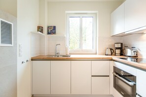 Kühlschrank, Ofen, Geschirrspüler, Wasserkocher mit Kaffee-/Teezubehör
