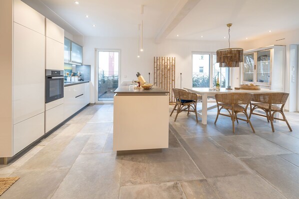 Køleskab, ovn, opvaskemaskine, kaffe-/temaskine