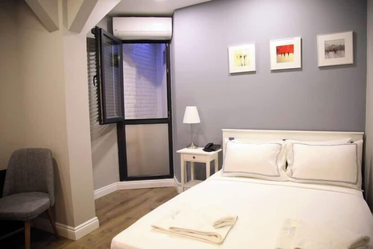 Sängtillbehör av högsta kvalitet, minibar och skrivbord