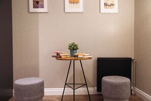 Habitación básica | Ropa de cama de alta calidad, minibar, escritorio y cortinas opacas