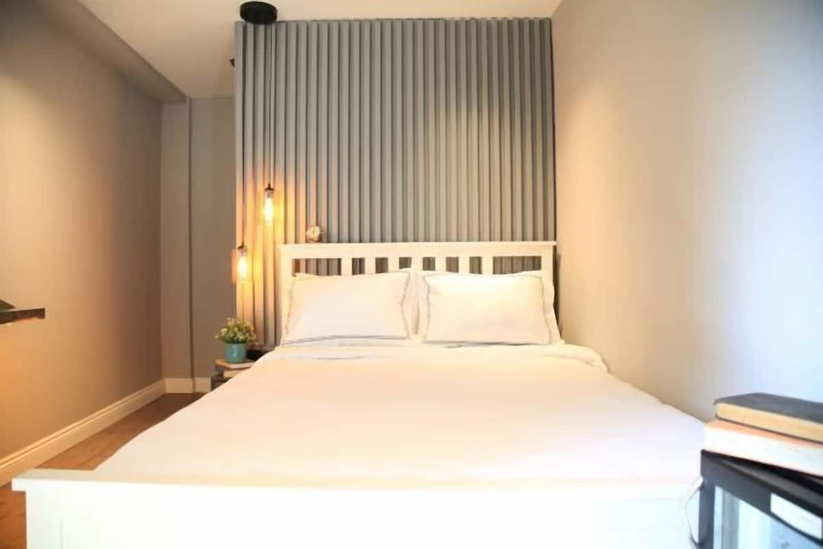 Sängtillbehör av högsta kvalitet, minibar och skrivbord