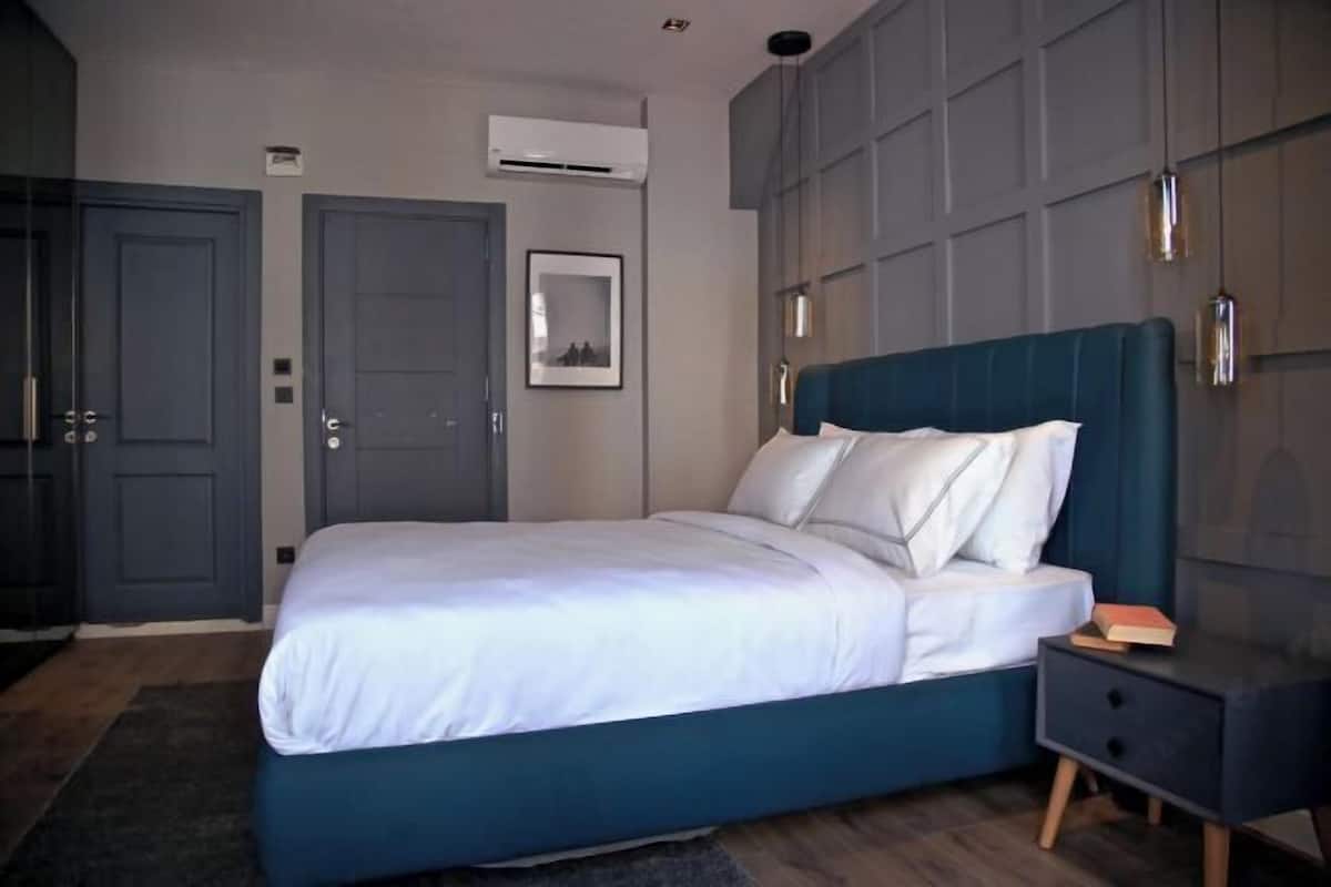 Sängtillbehör av högsta kvalitet, minibar och skrivbord
