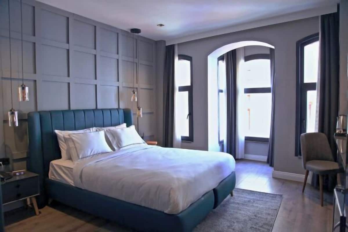 Sängtillbehör av högsta kvalitet, minibar och skrivbord