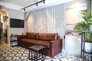 Ropa de cama de alta calidad, minibar, escritorio y cortinas opacas