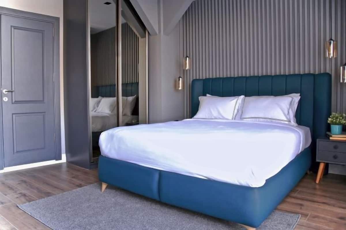 Sängtillbehör av högsta kvalitet, minibar och skrivbord