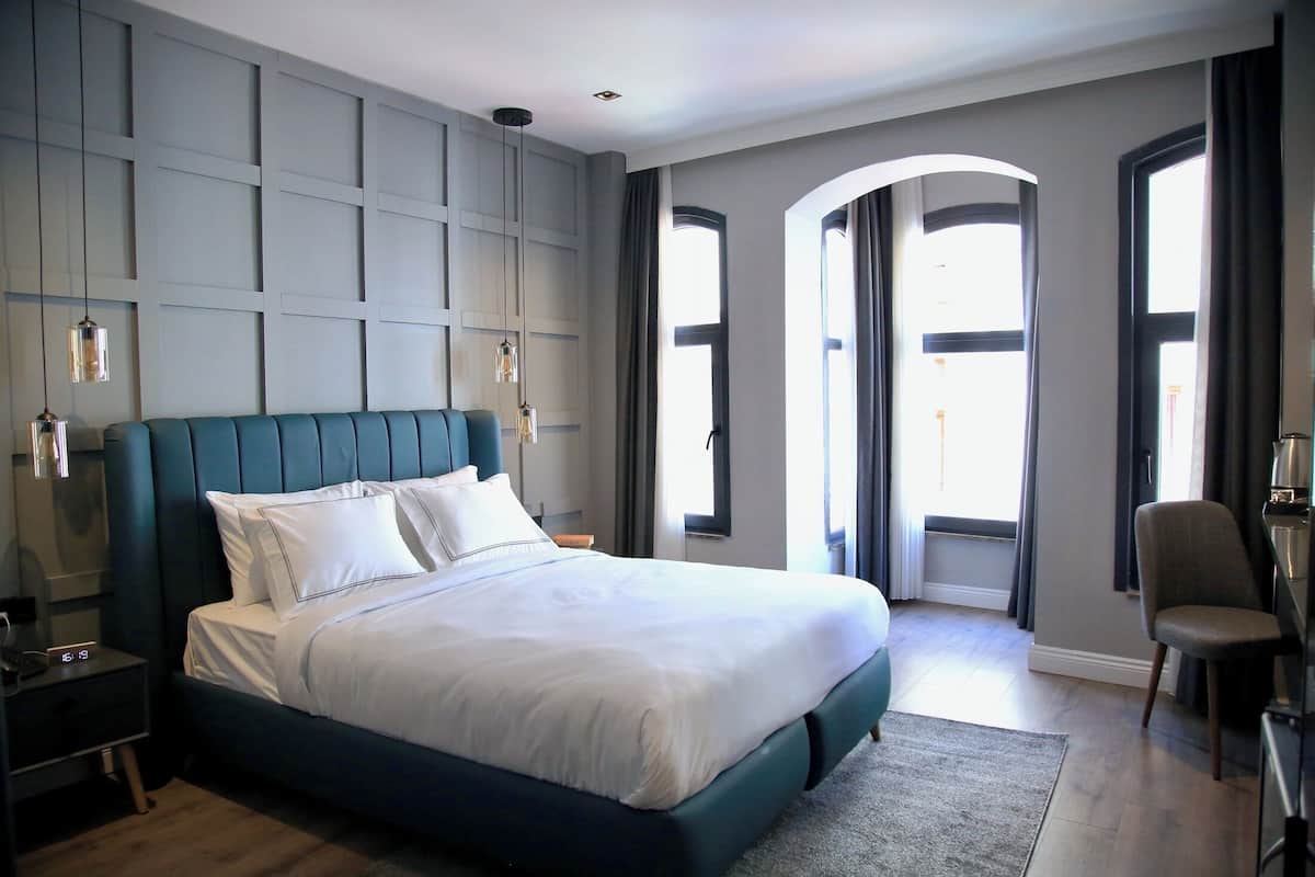 Deluxe Room | Peralatan tempat tidur premium, bar mini, meja