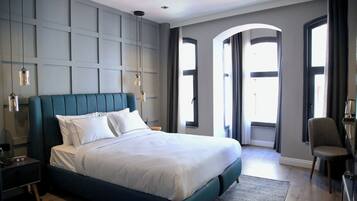 Habitación Deluxe | Ropa de cama de alta calidad, minibar, escritorio y cortinas blackout