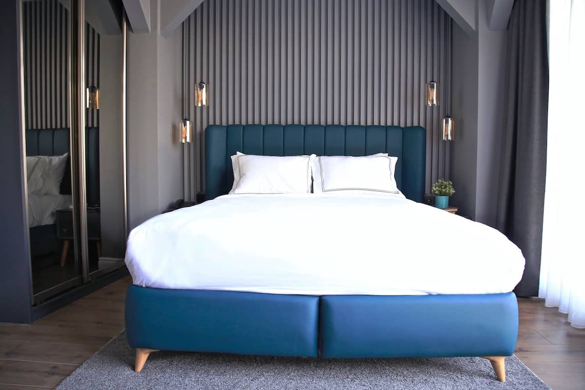 Premium bedding, minibar, desk, blackout curtains