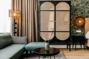 Ropa de cama de alta calidad, colchones con efecto memoria y minibar