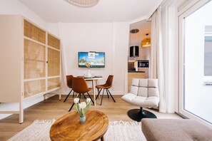 Premium-sviitti | Ylelliset vuodevaatteet, memory foam -patjalliset sängyt, minibaari