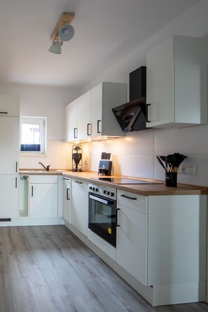 Kylskåp, ugn, spishäll och diskmaskin