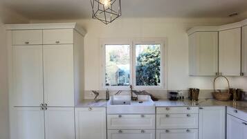 Réfrigérateur, lave-vaisselle, grille-pain