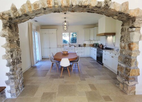 Magnifique villa baignée de soleil et cernée de pins et d'oliviers