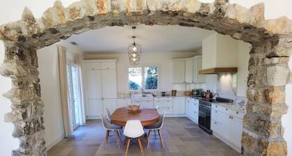 Magnifique villa baignée de soleil et cernée de pins et d'oliviers