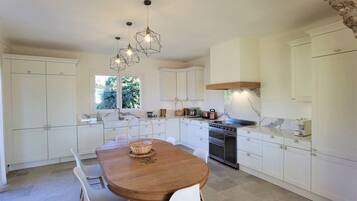 Réfrigérateur, lave-vaisselle, grille-pain