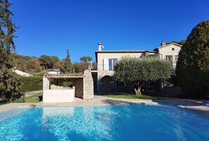 حمّام سباحة مُدفَّأ