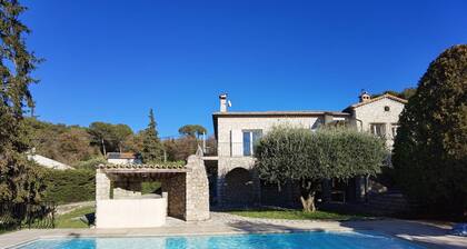 Magnifique villa baignée de soleil et cernée de pins et d'oliviers