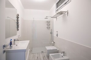 Shower, hair dryer, bidet, towels - Camarò Favignana - Apartment with double bedroom (Favignana)