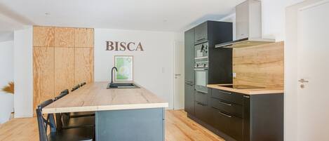 Een koelkast, een microgolfoven, een oven, een kookplaat