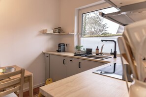 Een koelkast, een microgolfoven, een oven, een kookplaat