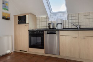 Een koelkast, een magnetron, een oven, een kookplaat