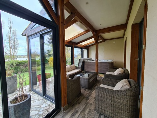 Luxurious Lakeview Retreat: Hot Tub, BBQ, Playground, Near ZooParc & More!