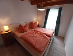 3 habitaciones, tabla de planchar con plancha y cuna de viaje