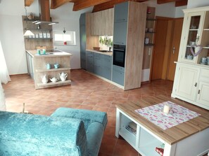 Réfrigérateur, un four, surface de cuisson, lave-vaisselle