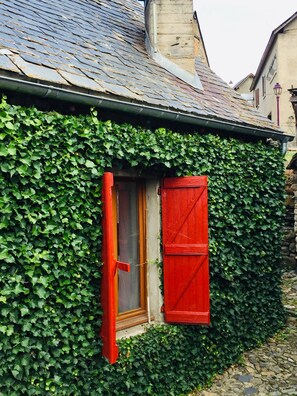 A building partially covered with green ivy. - Mountain Village House for Rent, 90 m² (AZET)
