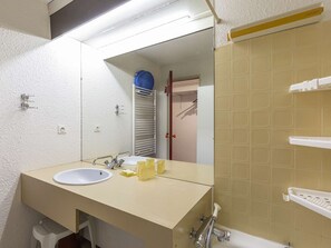 Free toiletries - Cozy 6-Person Apartment with Mountain View, Balcony, and Ski Storage in La Mongie (La Mongie)