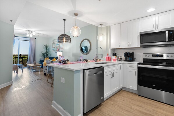 Frigorífico, microondas, horno y placa de cocina