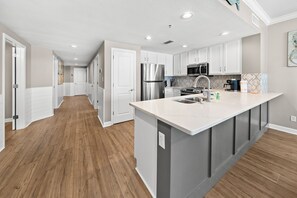 Kjøleskap, mikrobølgeovn, ovn og kokeplater