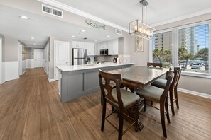 Réfrigérateur, four à micro-ondes, un four, surface de cuisson