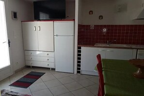 Réfrigérateur, micro-ondes, plaque de cuisson, lave-vaisselle