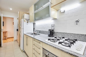 Refrigerador, microondas, horno, cafetera/tetera