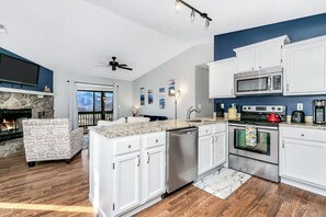 Fridge, microwave, oven, stovetop - Dee's Cozy Cottage w Hot Tub, Mtn Views, Fireplace (Waynesville)