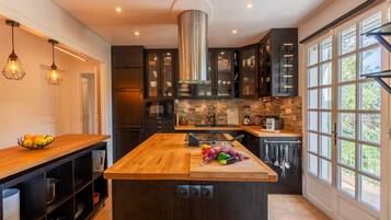 Een koelkast, een microgolfoven, een oven, een vaatwasser