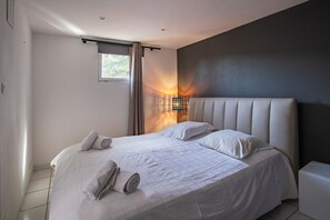 8 bedrooms, desk, iron/ironing board, free WiFi