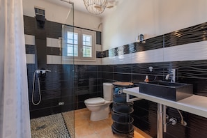 Bathtub, free toiletries, hair dryer, towels